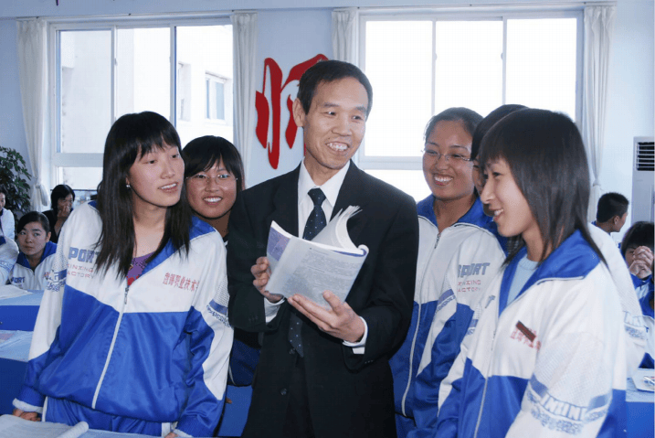 魏書生:深耕聽說讀寫<strong></p>
<p>讀寫</strong>,滋養(yǎng)語文素養(yǎng):讀寫