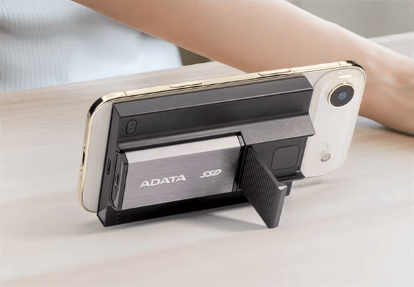 全球首款<strong></p>
<p>固態硬盤
</strong>!威剛推出移動電源+固態硬盤二合一SR800:固態硬盤