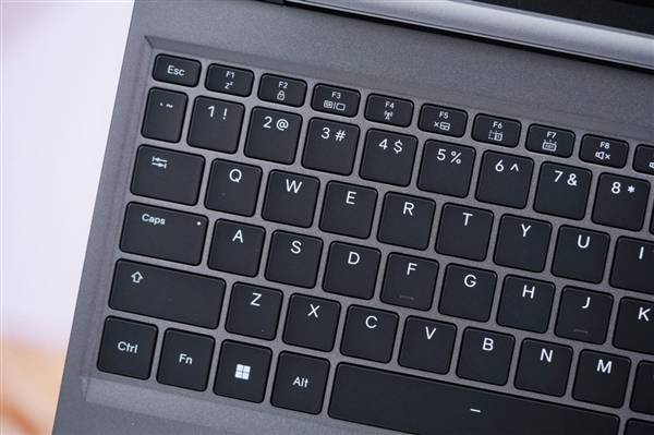 升級長江存儲PC450固態硬盤 機械革命耀世16 Ultra圖賞:機械硬盤
