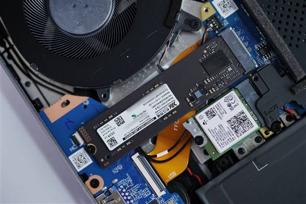 升級長江存儲PC450固態硬盤 機械革命耀世16 Ultra圖賞:機械硬盤
