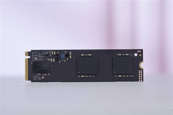 升級長江存儲PC450固態硬盤 機械革命耀世16 Ultra圖賞:機械硬盤
