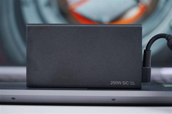 升級長江存儲PC450固態硬盤 機械革命耀世16 Ultra圖賞:機械硬盤
